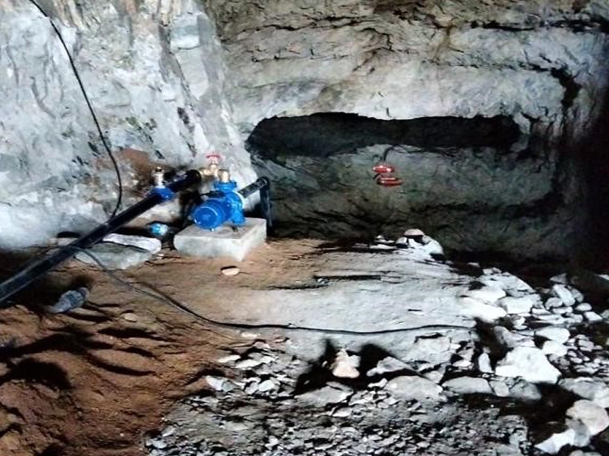 Bomba impulsora a l'interior de la mina de Xauxa per millorar la captació d'aigua potable a Gualba