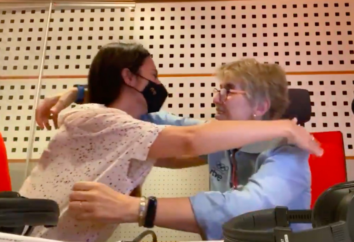 Almudena Cid i Paloma del Río s'acomiaden amb una abraçada