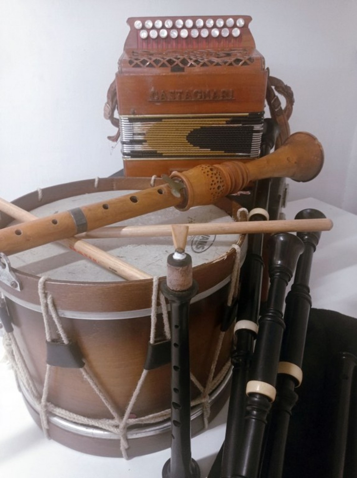 L'oferta pedagògica inclourà gralla, tarota, timbal, flabiol i tamborí, acordió diatònic, viola de roda, guitarró i sac de gemecs 