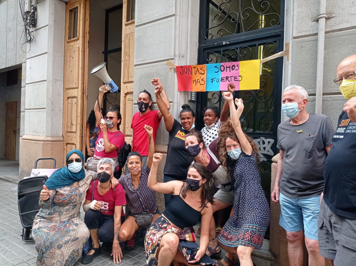 Activistes del moviment per l'habitatge al portal de casa la Yaritza