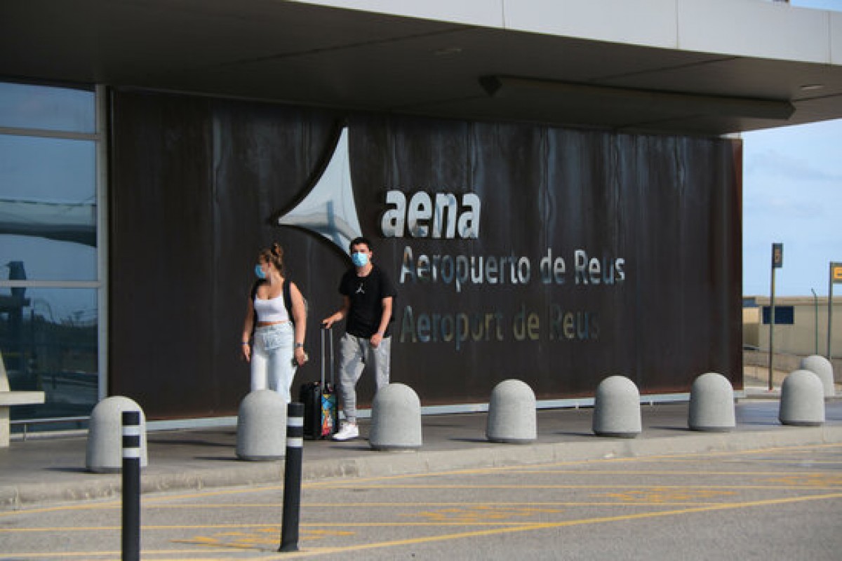 Una parella entrant a la terminal de l'Aeroport de Reus