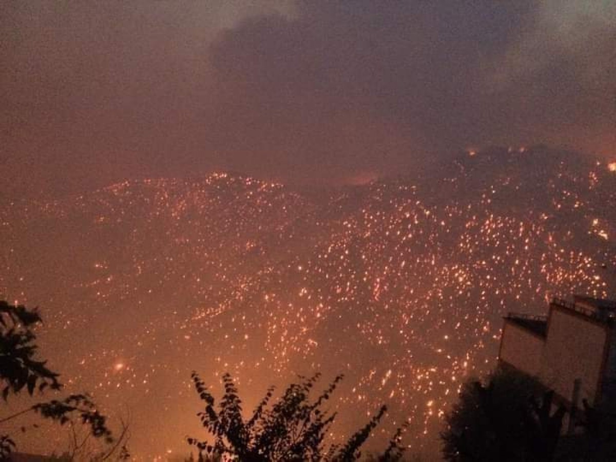 Les flames d'un incendi devoren un poble d'Algèria 