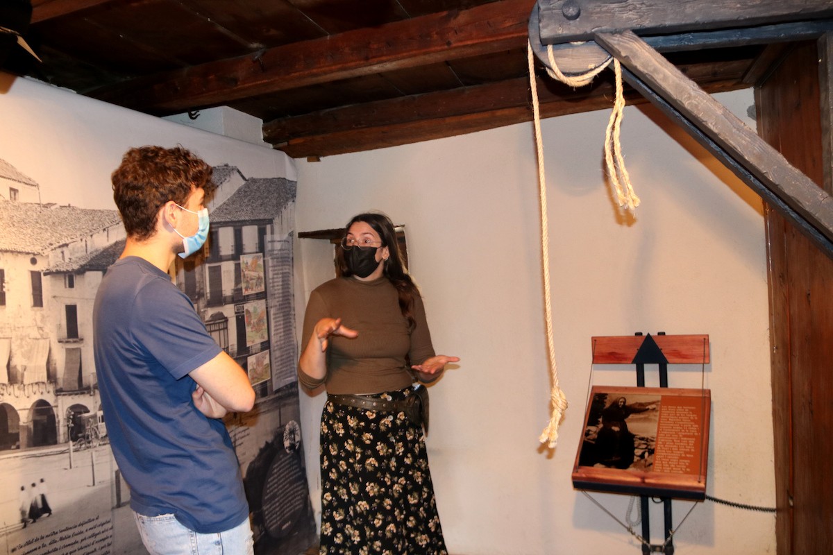 Dos persones visitant l’apartat de tortures de la mostra