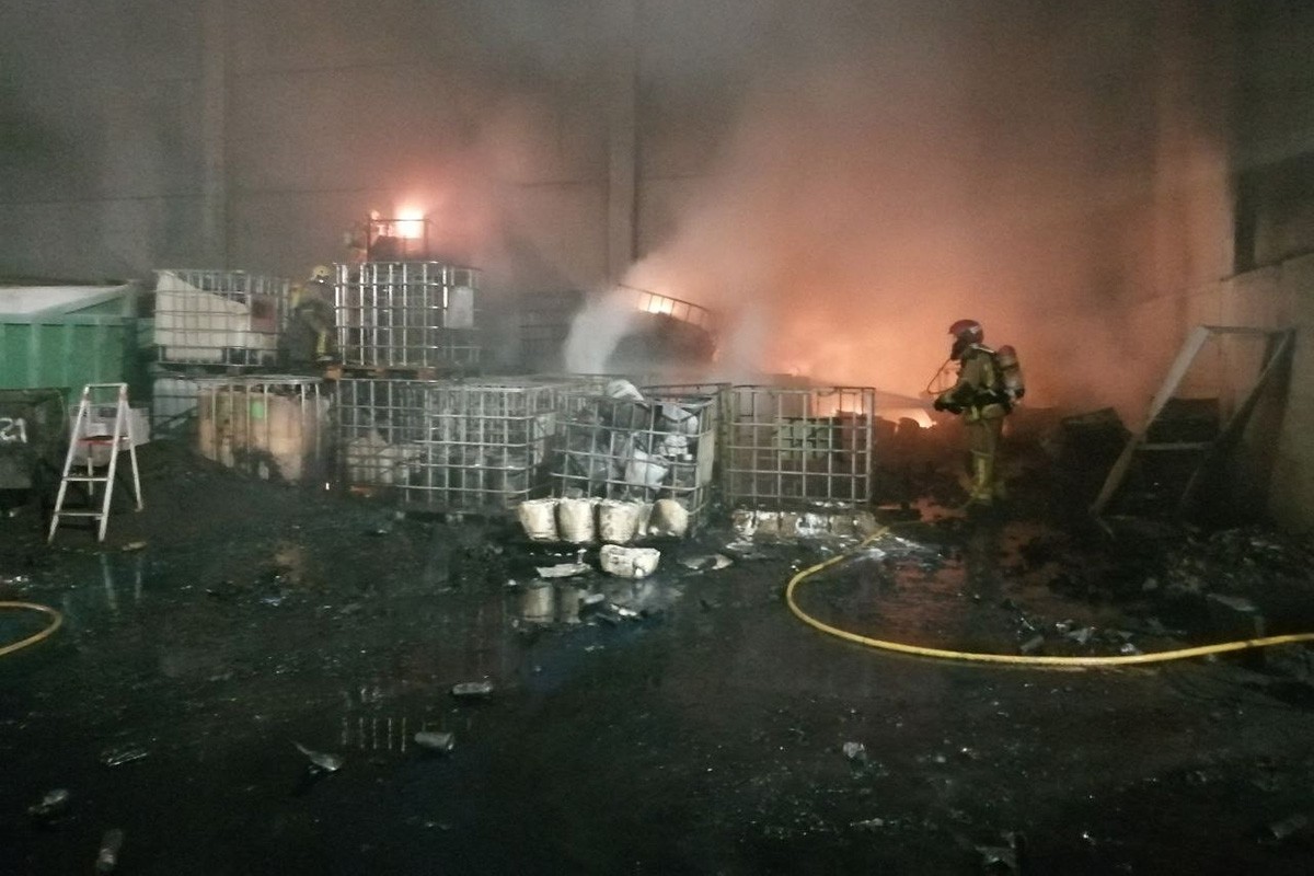 Els Bombers apagant el foc en l'empresa de reciclatge de Torelló