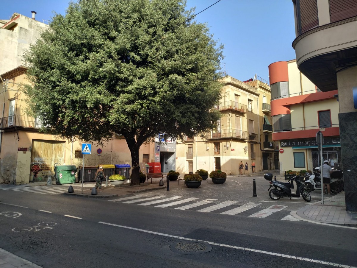 Una imatge de la plaça, vista des del carrer de l'Escorredor de Sant Francesc