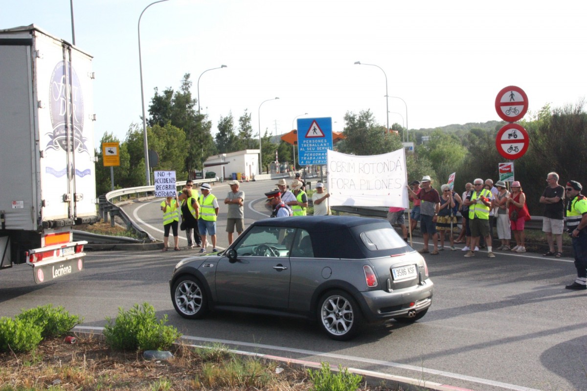 Manifestants en un tall a l'accés a l'autopista AP-7 a l'alçada de Torredembarra, en una imatge d'arxiu