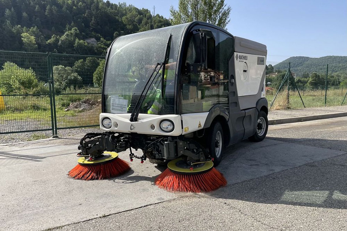 La nova màquina de neteja de la via pública de Ripoll