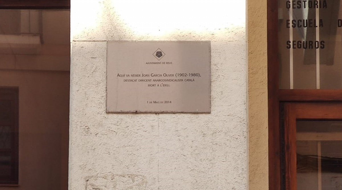 La placa de la casa natal de Garcia Oliver, al carrer de Sant Elies