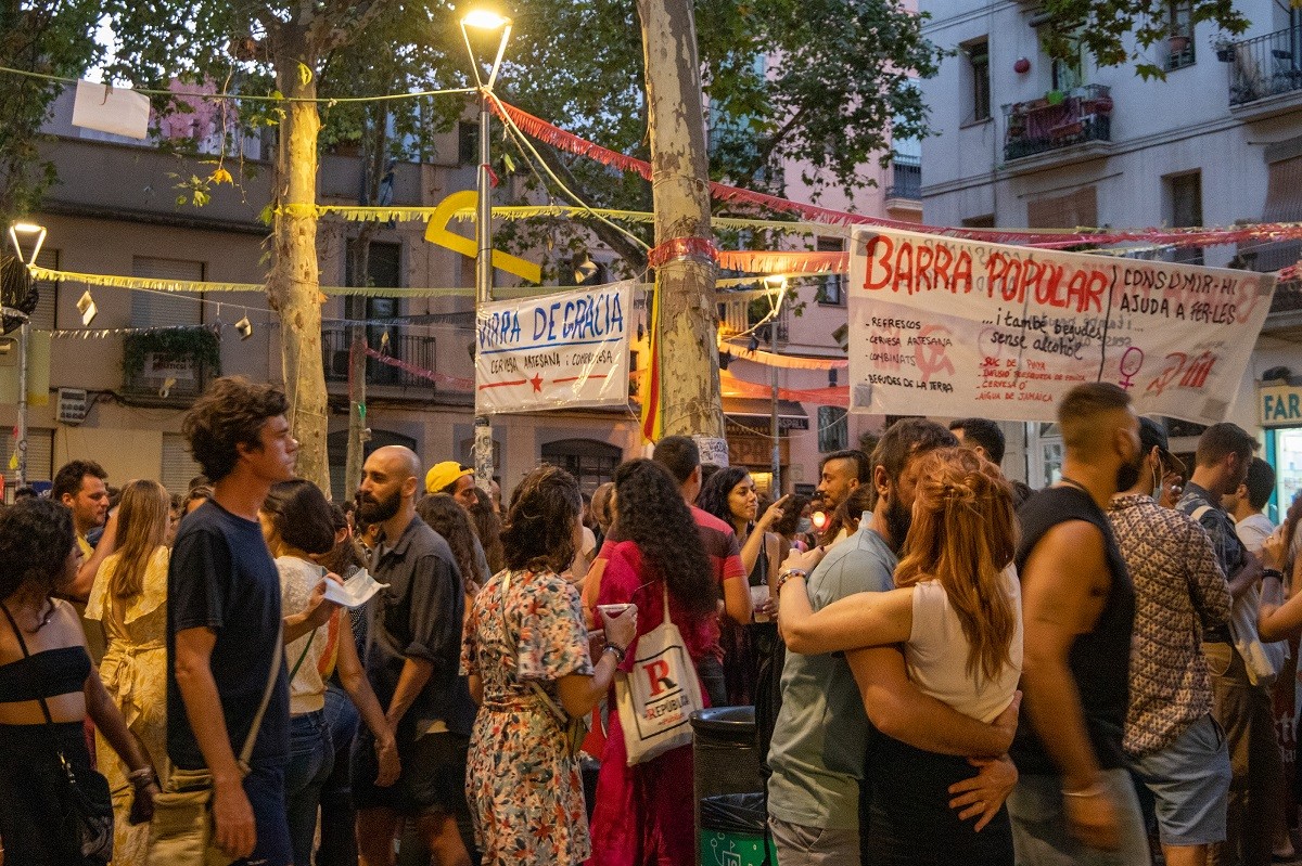 Grups de gent celebrant la festa major de Gràcia