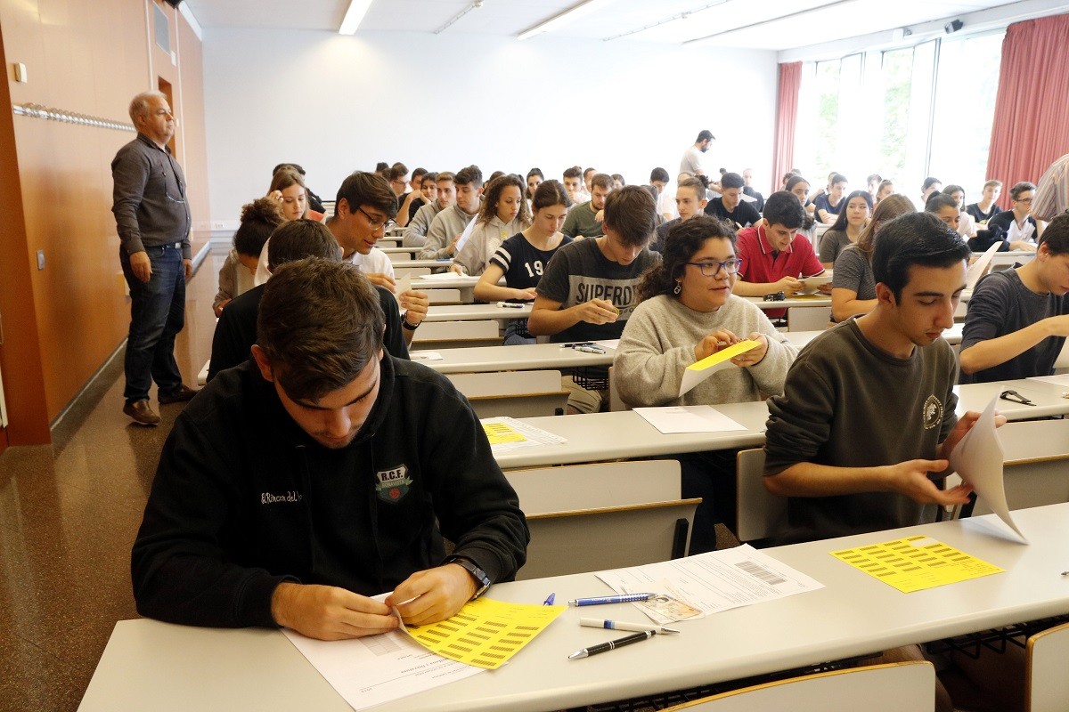 Alumnes catalans s'examinen de selectivitat, en una imatge d'arxiu