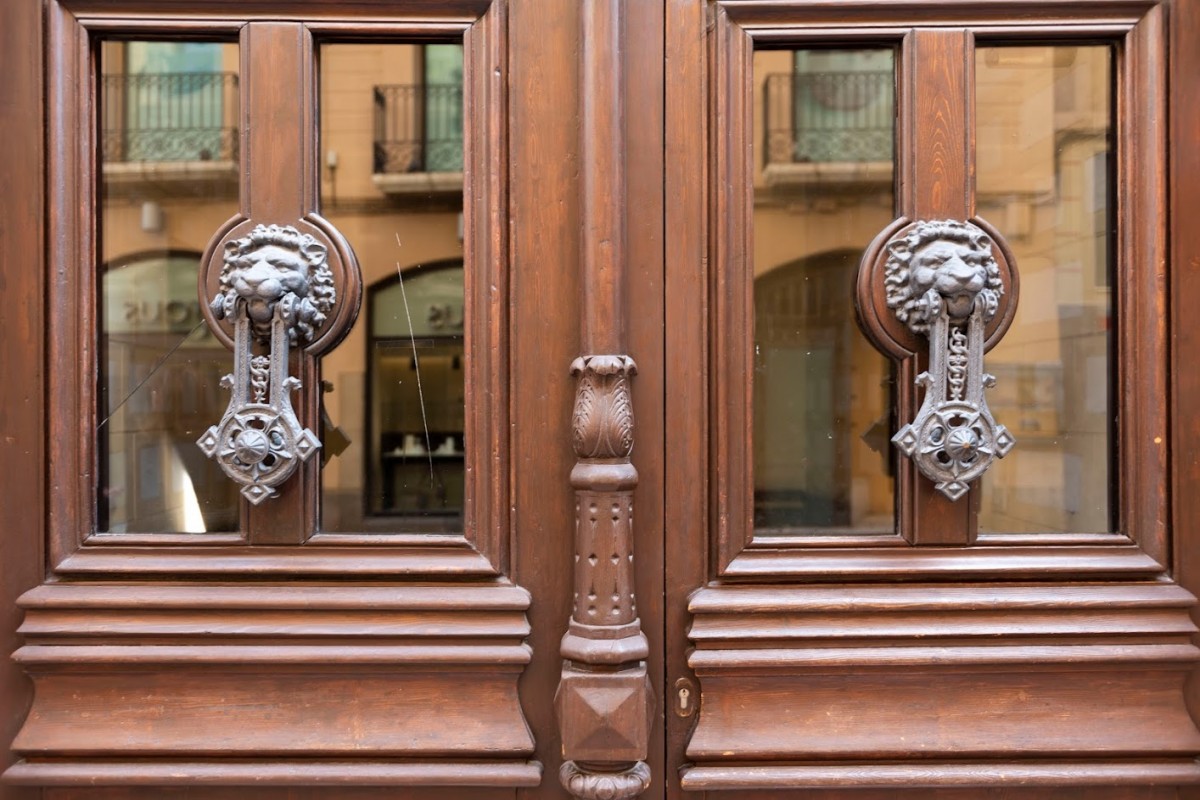 Detalls en façanes i portals dels carrers de Reus revelen secrets carregats de simbologia