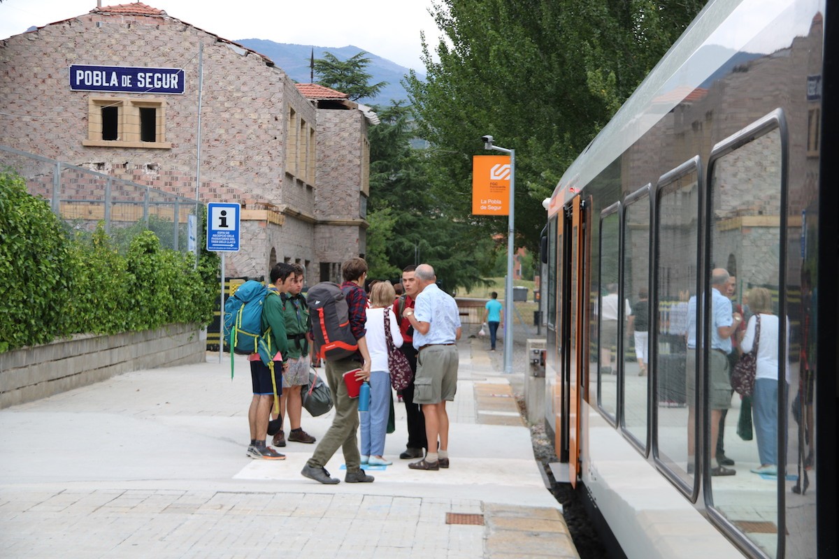 Un grup de persones a l’estació de tren de la Pobla, en imatge d’arxiu