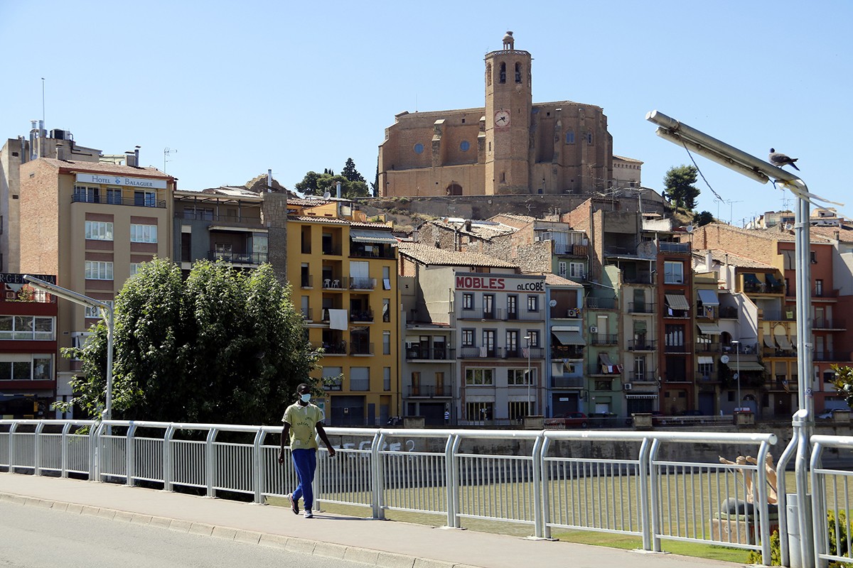 La ciutat de Balaguer des del pont que creua el riu Segre amb l'església de Santa Maria al fons.