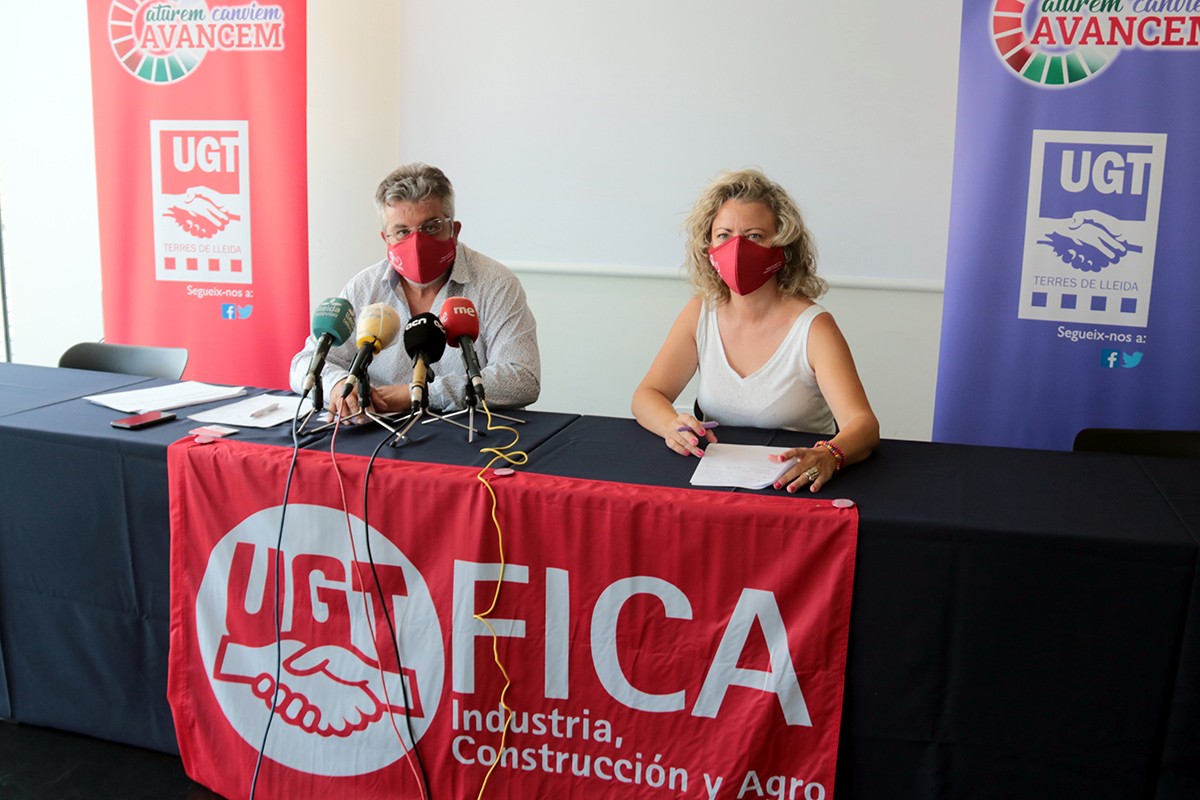El secretari general de la UGT-FICA de les Terres de Lleida; Xavier Perelló, i la responsable del sector agroalimentari de la UGT-FICA de Catalunya, Alícia Buil, a la Llotja de Lleida.