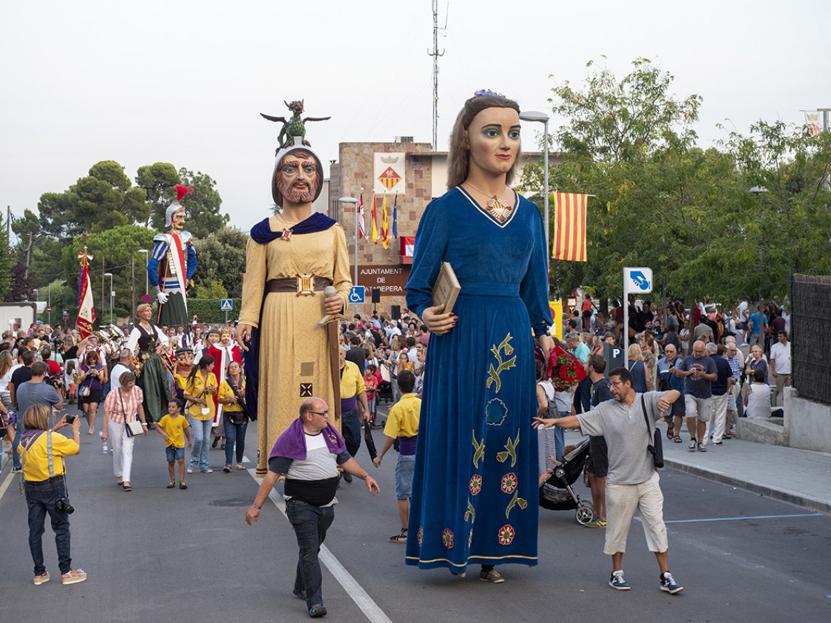 Gegants desfilant a la Festa Major de Matadepera el 2019