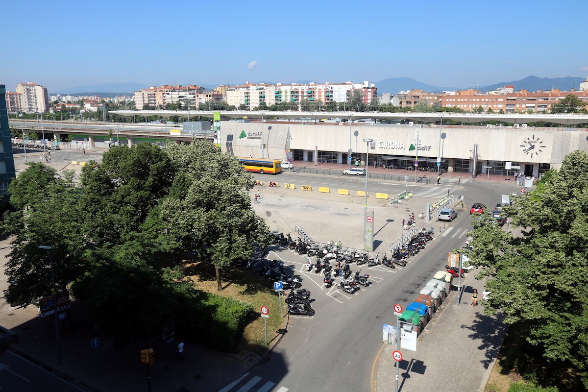 Pla general de la plaça Espanya de Girona, amb l'estació d'Adif.