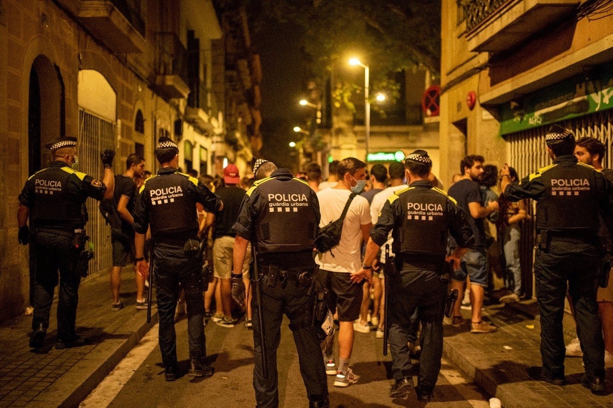 Aglomeracions al barri de Gràcia la primera nit sense toc de queda.