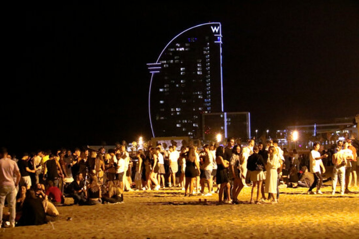 La platja de la Barceloneta vora la una de la matinada la primera nit de toc de queda