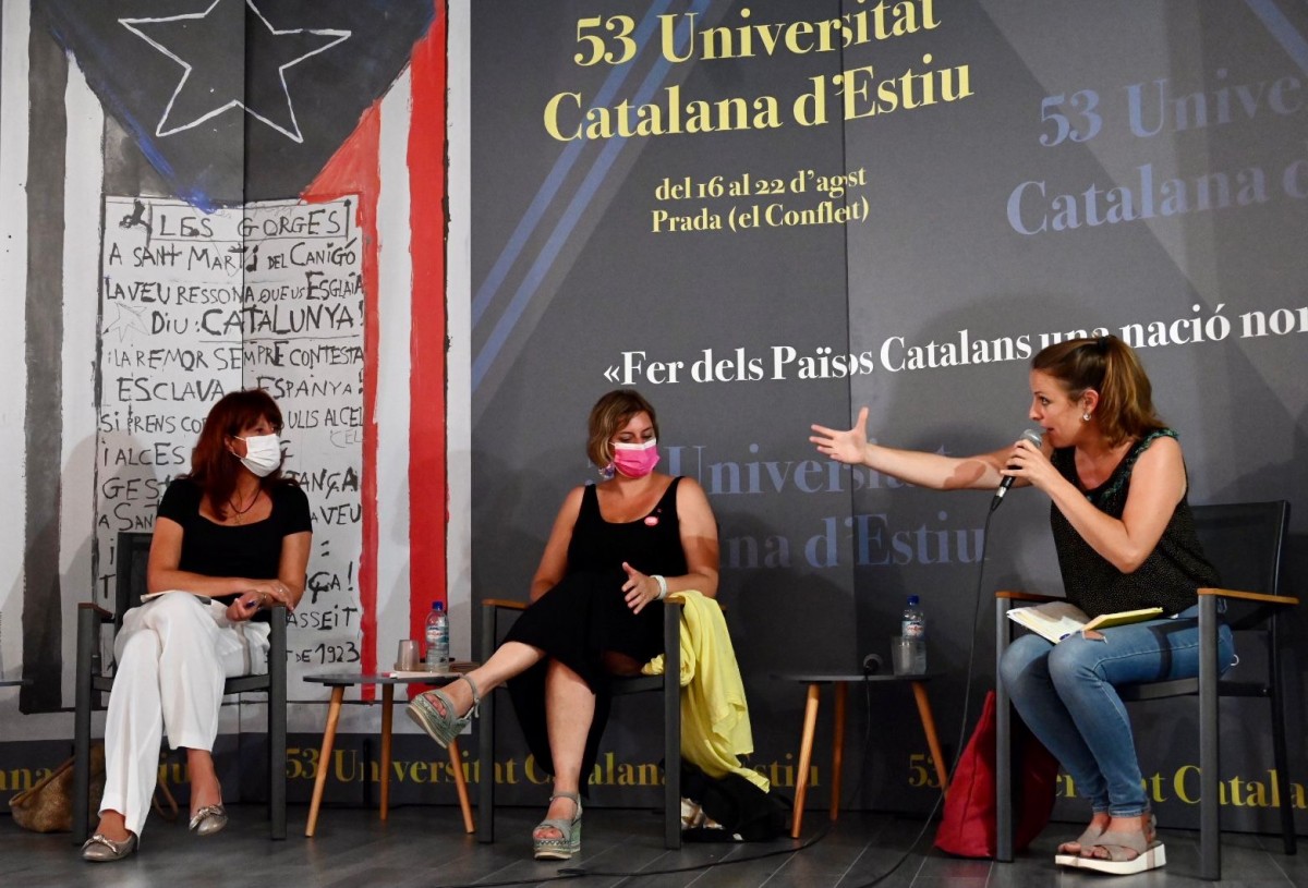 Marta Madrenas, Alba Vergés i Mireia Vehí, a la Universitat Catalana d'Estiu.