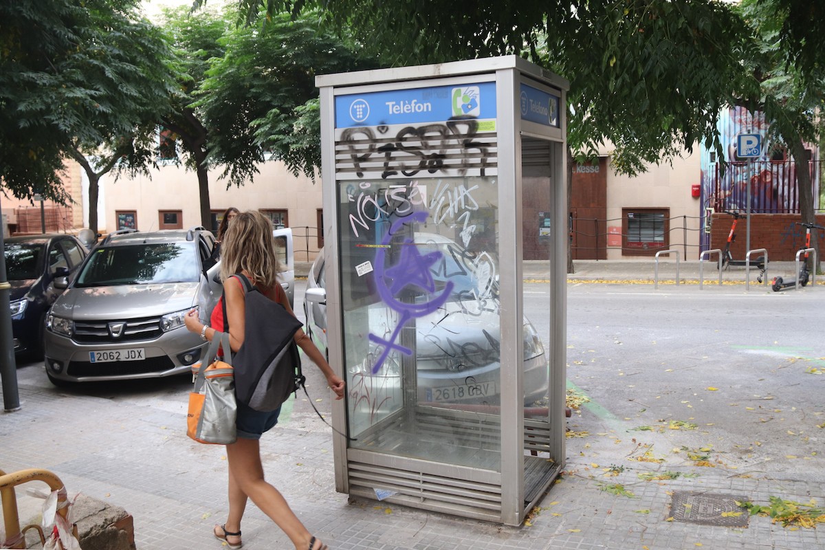 La cabina de telèfon més antiga de Catalunya, del model garsa, a Tarragona