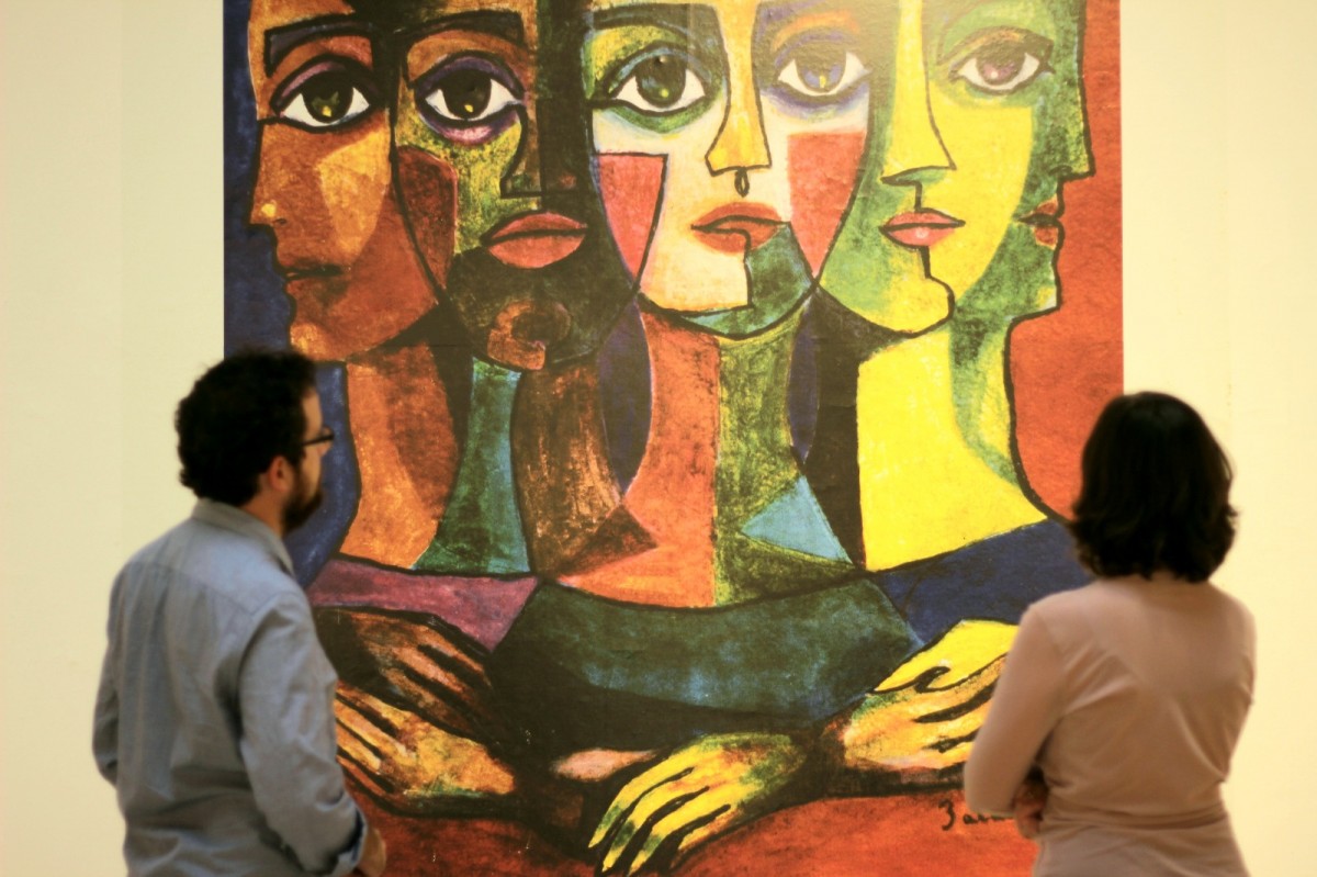 Una parella es mira una de les obres del pintor, en una de les exposicions de l'Any Palau Ferré