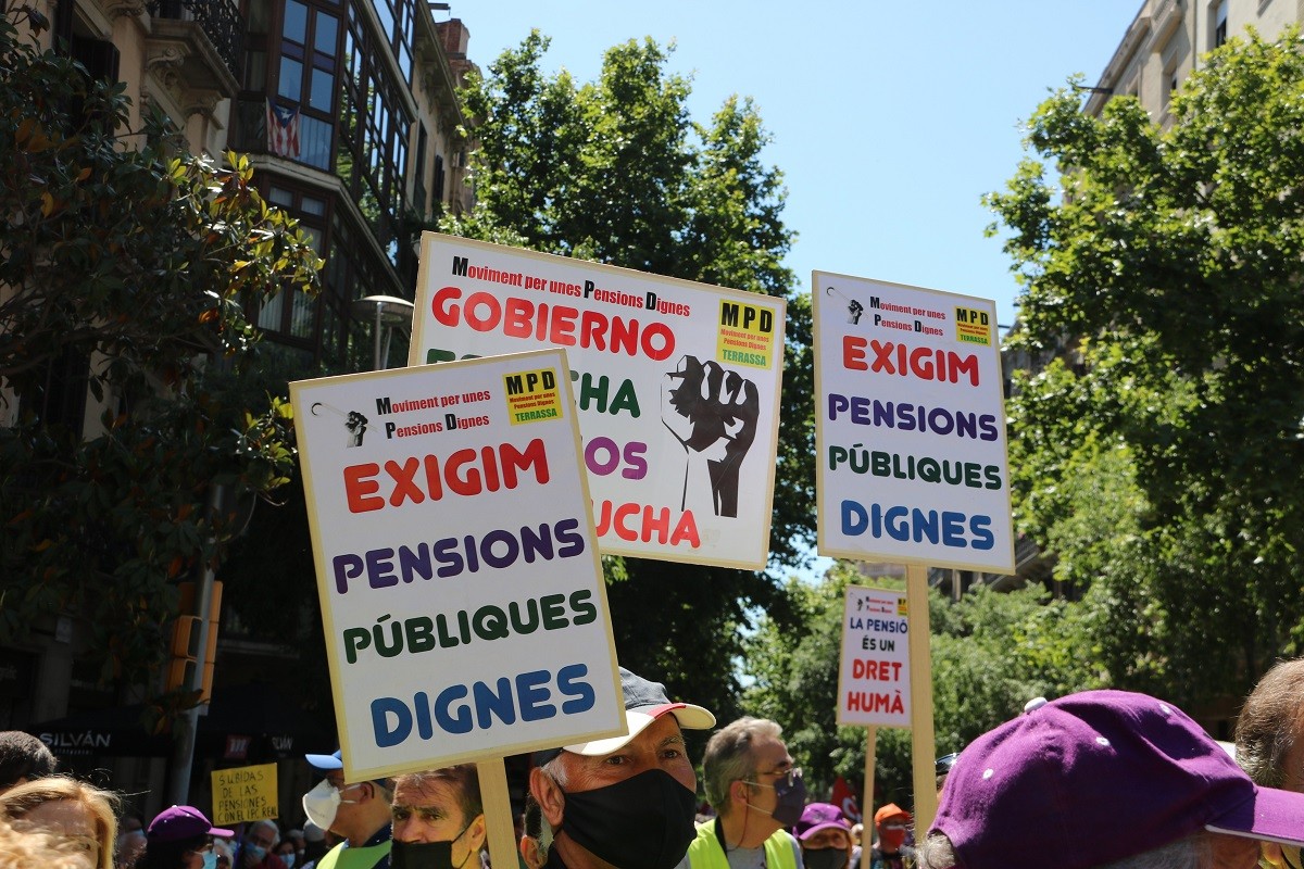 Manifestants a favor de millorar les pensions.