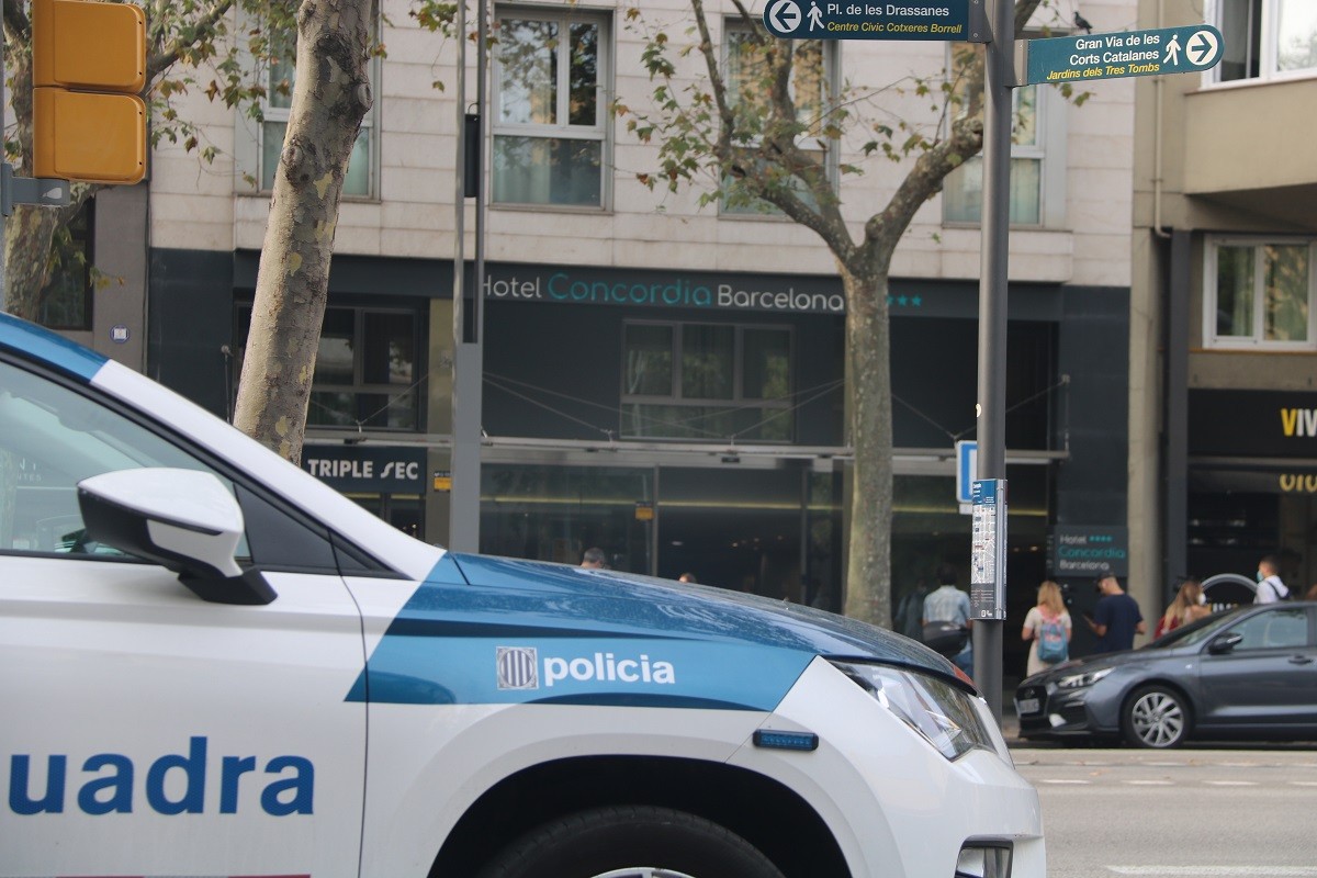 Un cotxe dels Mossos davant l'Hotel Concòrdia de Barcelona, on s'ha produït el crim