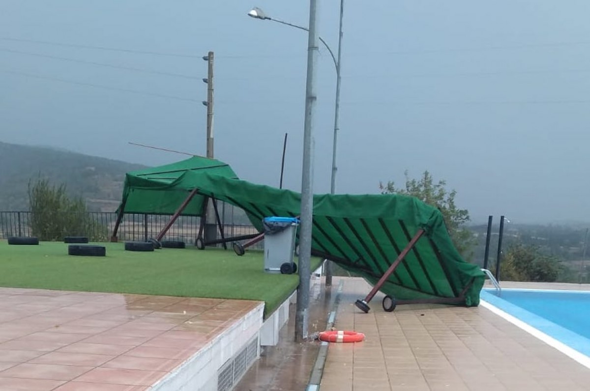 La pèrgola de la piscina municipal de Tremp afectada pel fort vent