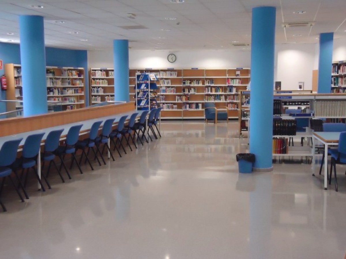 Segona planta de la biblioteca pública municipal de Cambrils