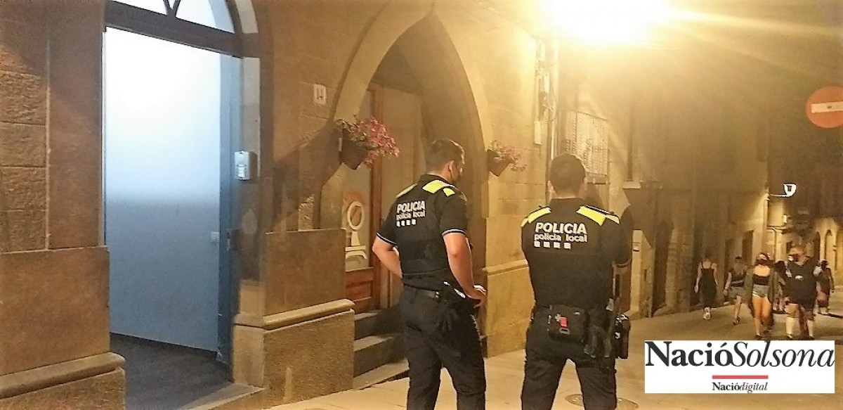 La Policía Local de Solsona,  vigilant l'entrada a l'immoble