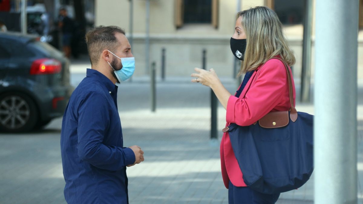 Joan Guirado i la lletrada Leyre Lopez en el moment de posar la denúncia a Barcelona.