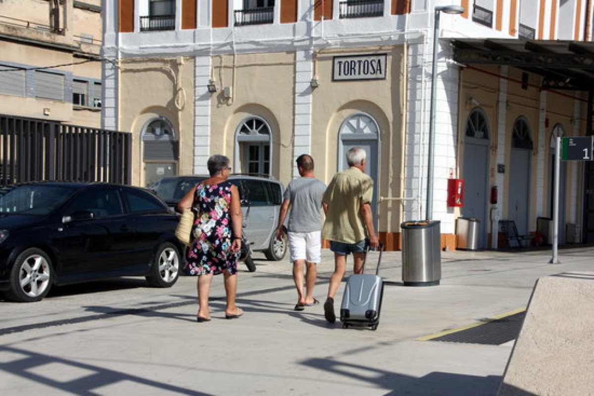 Una família amb la maleta a l'estació de Renfe de Tortosa. 