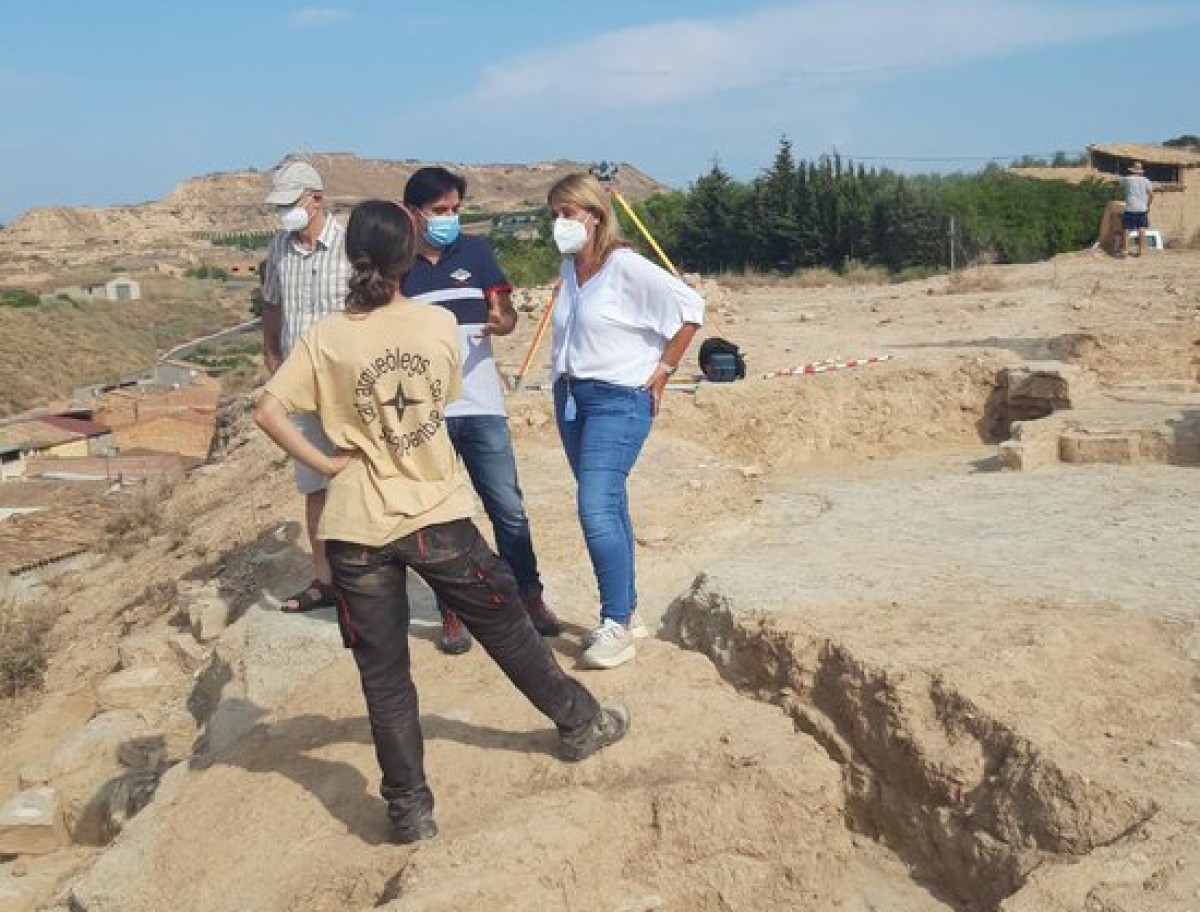 La visita de l'alcaldessa Rosa Pujol a les excavacions a l'entorn del castell d'Aitona.