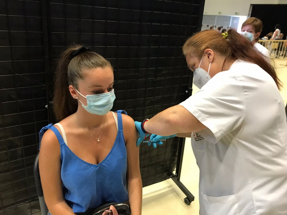 Una noia rebent una de les dosis de la vacuna contra la Covid-19