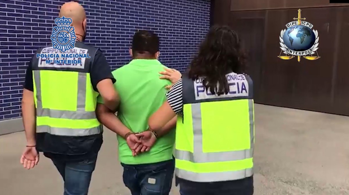 Agents de la policia amb el fugitiu de l'Equador detingut