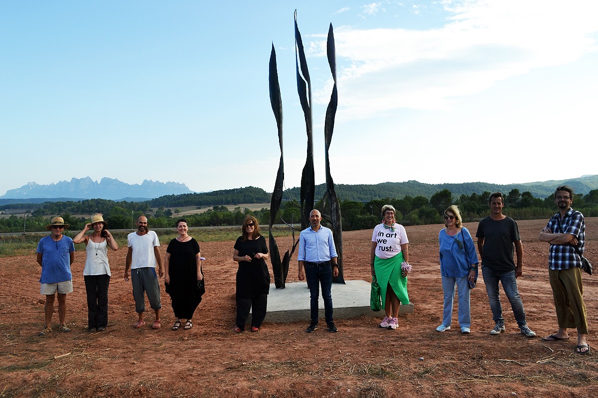 Els artistes de la segona Microscopies davant l'escultura d'Àngels Freixanet