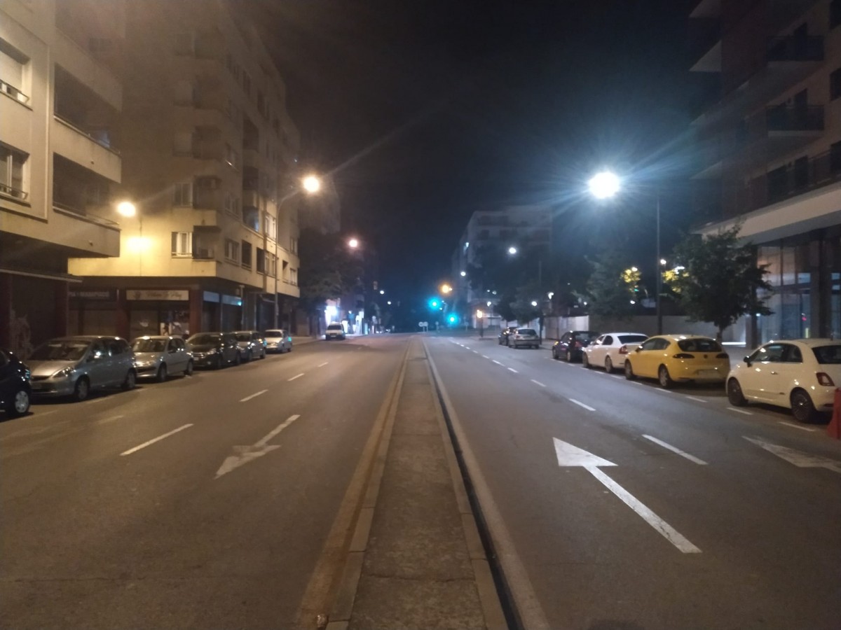 L'avinguda de l'Onze de Setembre, de Reus, deserta en una nit d'aquest estiu amb toc de queda