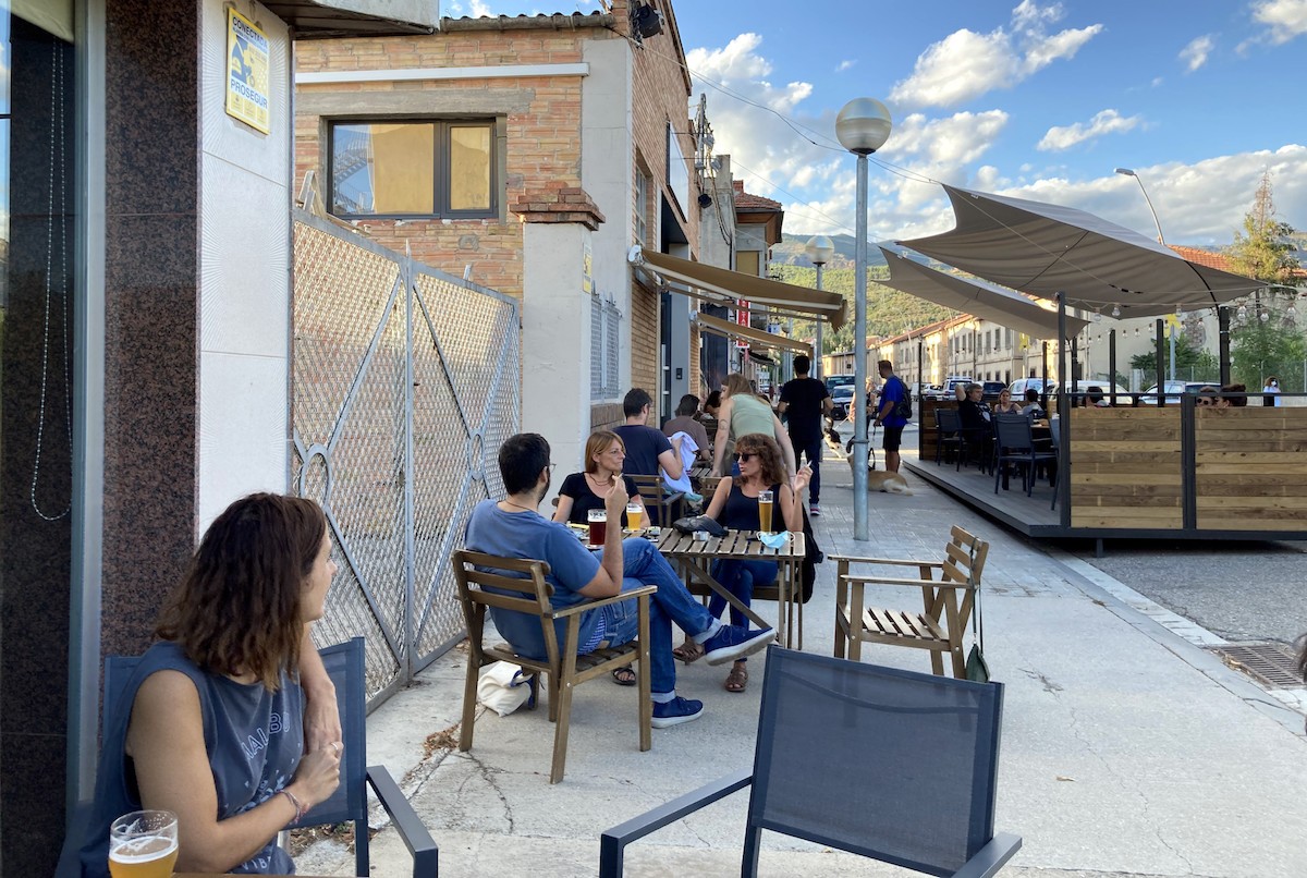 Terrassa d’un establiment de la Pobla de Segur plena de gent