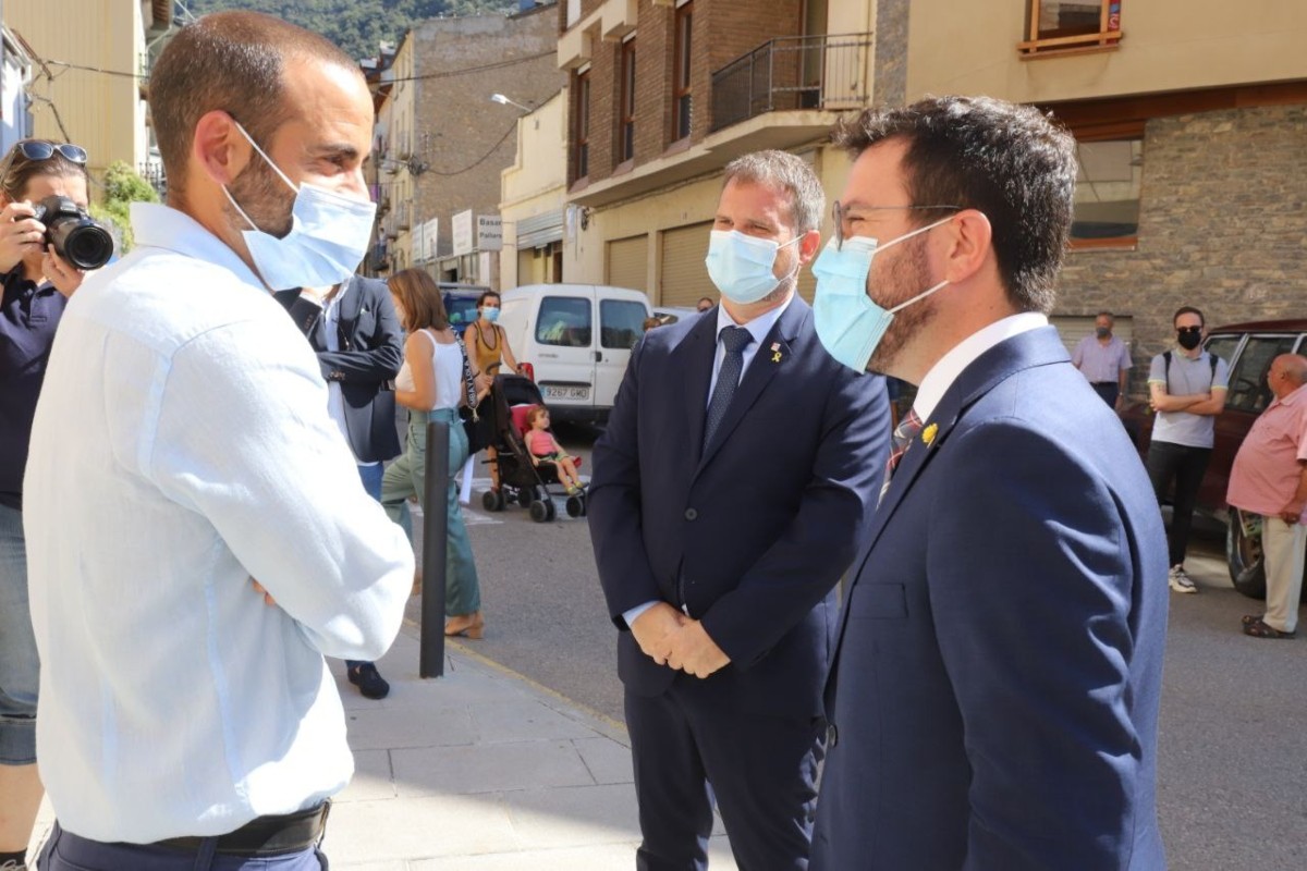 L'alcalde de Sort, Baldo Farré, conversant dijous amb Pere Aragonès