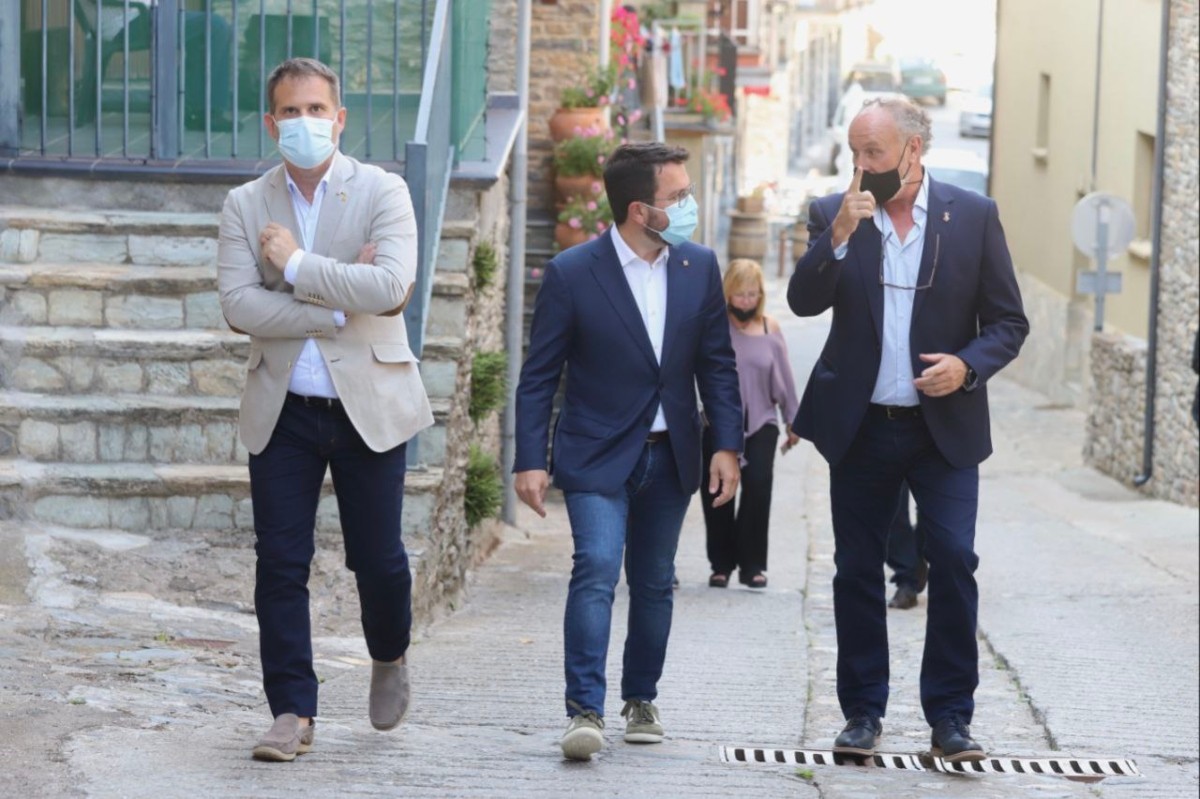 L'alcalde de Llavorsí, Josep Vidal, conversant amb Pere Aragonès