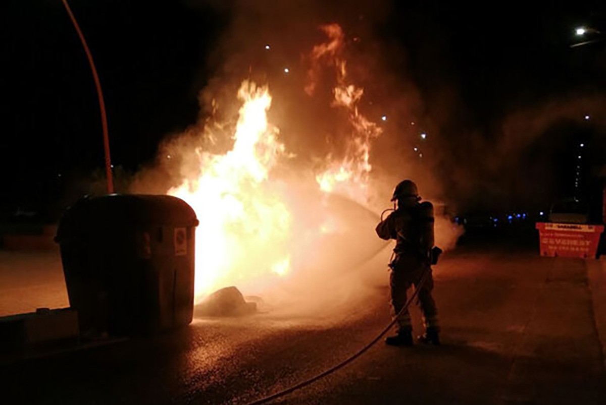 Imatge d'arxiu d'un bomber apagant un foc 