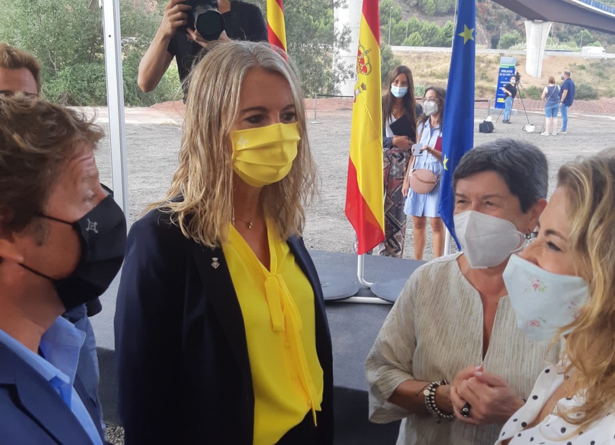 L'alcaldessa Mireia Ingla parlant amb la ministra de Transports Raquel Sánchez