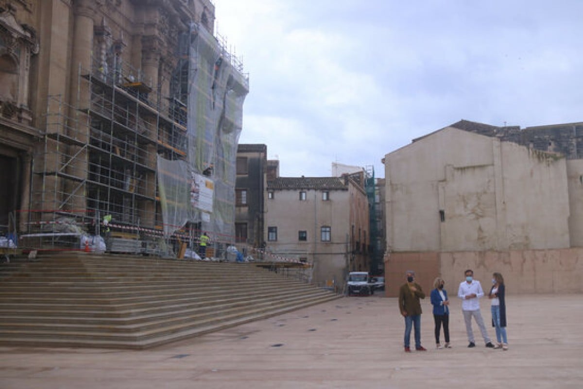 Pla obert de la plaça de la façana de la catedral de Tortosa. 