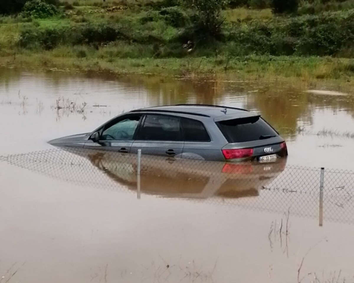 Un cotxe inundat pels aiguats a les Terres de l'Ebre