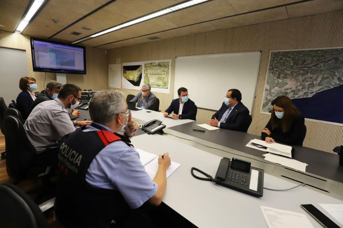 El president de la Generalitat, Pere Aragonès, i el conseller d'Interior, Joan Ignasi Elena, en una reunió de Protecció Civil per aiguats a les Terres de l'Ebre. 
