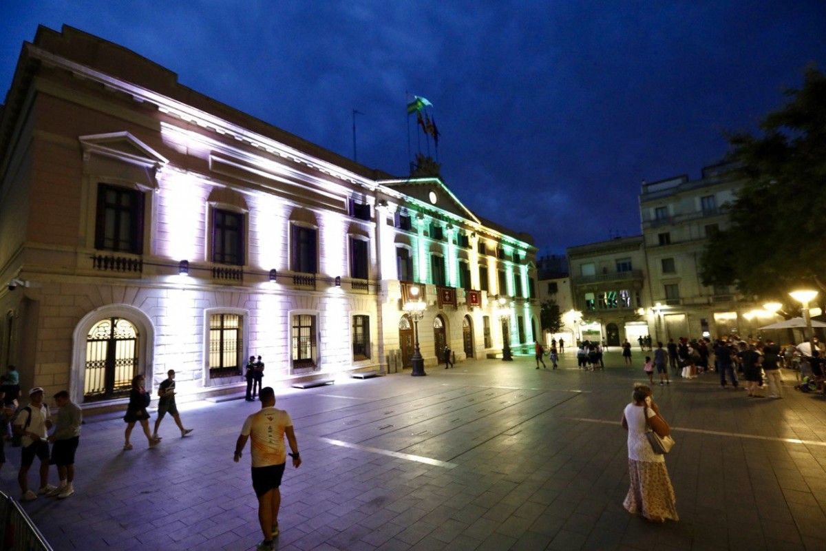 Els colors de Sabadell a la façana de l'Ajuntament 
