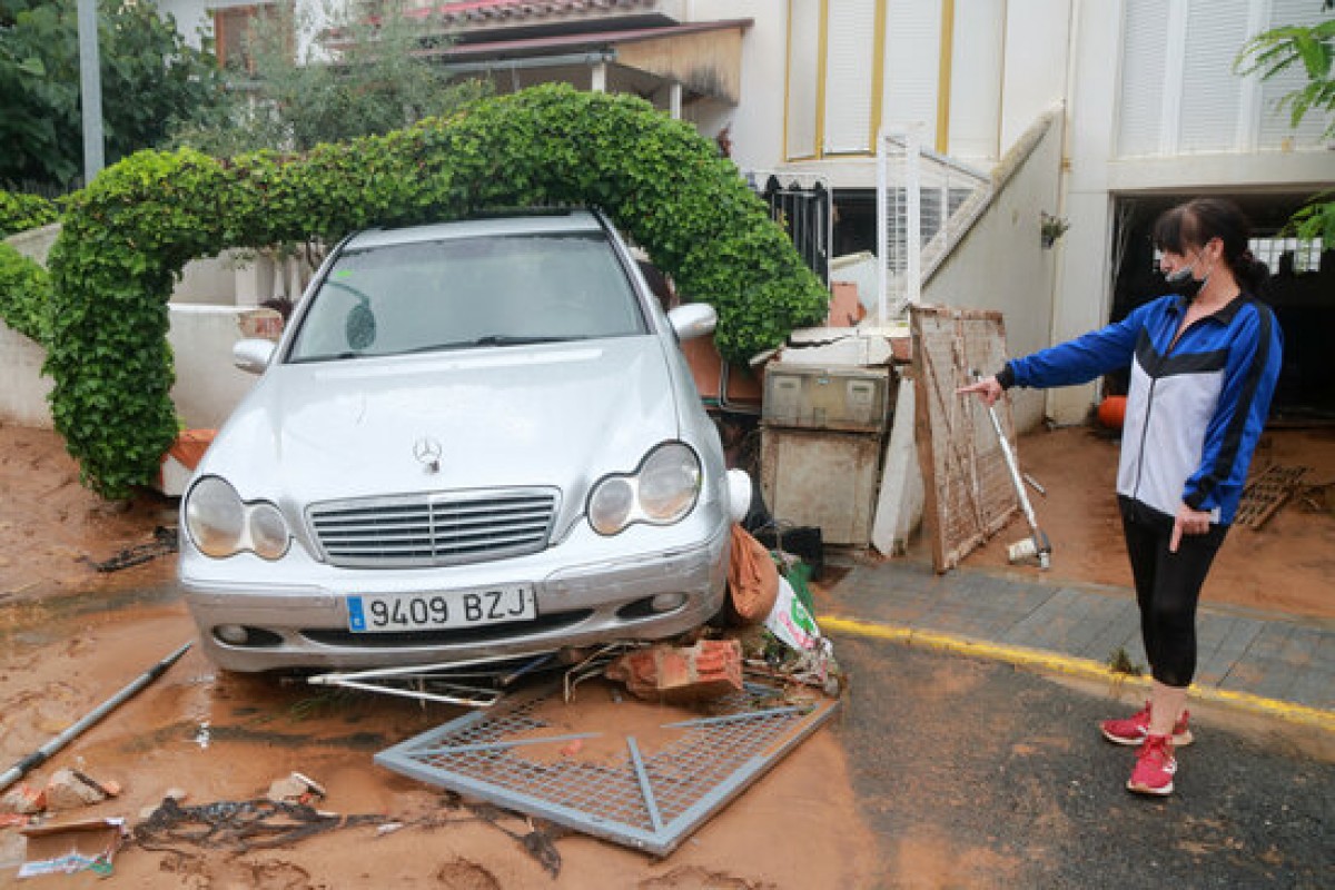 Un cotxe afectat pels aiguats a les Cases d'Alcanar