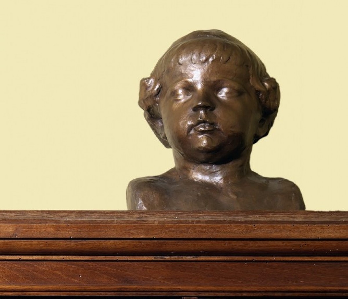 El bust de bronze \'Àngela\', realitzat per Joan Rebull l'any 1918, i que forma part de l'exposició