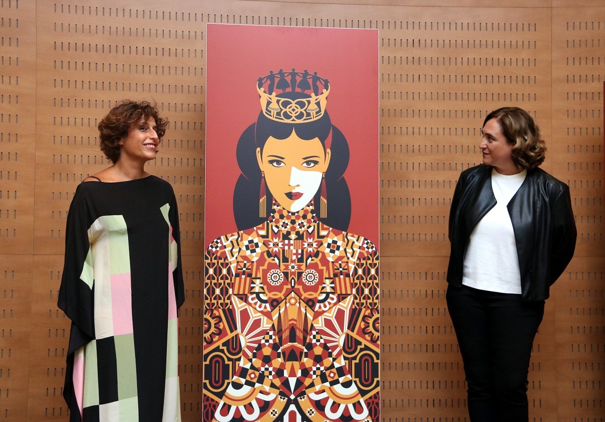 Malika Favre i Ada Colau presentant el cartell de La Mercè 2021