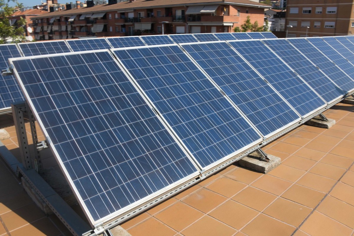 Plaques solars en un terrat d'un edifici